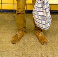 Foto: Hava Yigit / Fatih Coglan braune Wildlederschuhe | urban meets tra... | Style my Fashion