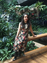 Schwarzes Kleid mit Blumenmuster Schwarzes Kleid mit Blumenmuster