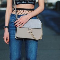 graue Umhängetasche