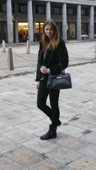 Schwarze Handtasche mit Karomuster | faux fur coat | Style my Fashion