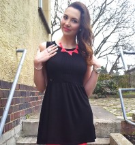 Kette mit Dreiecken in korallpink