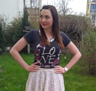 dunkelgraues T-Shirt mit Rosenaufdruck dunkelgraues T-Shirt mit Rosenaufdruck
