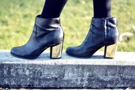 schwarz-goldene Boots