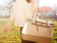 Hellgrau/hellbraun/weiße Handtasche kombinieren: 'Tasche' (Damen, Tasche, grau, braun, weiß, Bilder) | Style my Fashion
