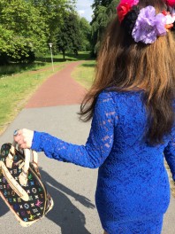 Schwarz/beige/violett/gelb/blau/hellgrün/goldene Handtasche kombinieren: 'Schwarze Henkeltasche' (Damen, Tasche, schwarz, braun, violett, gelb, blau, grün, Bilder) | Style my Fashion