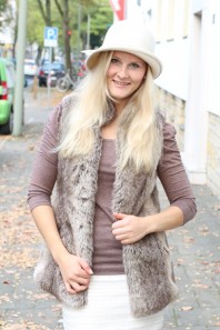 Brauner Trench Coat kombinieren: 'Fellweste von Bershka' (Damen, Mantel, braun, Bilder) | Style my Fashion
