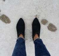 Schwarz/goldene Stiefeletten kombinieren: 'schwarze, flache Stiefeletten mit goldenen Nieten' (Damen, Schuhe, schwarz, braun, gelb, Bilder) | Style my Fashion