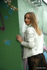 Date Night: Spitzenkleid mit Lederjacke
