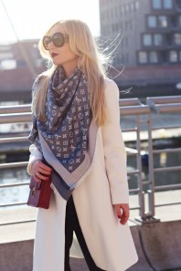 Taubenblauer Schal / Tuch kombinieren: 'LV shawl' (Damen, Schal / Tuch, blau, Bilder) | Style my Fashion