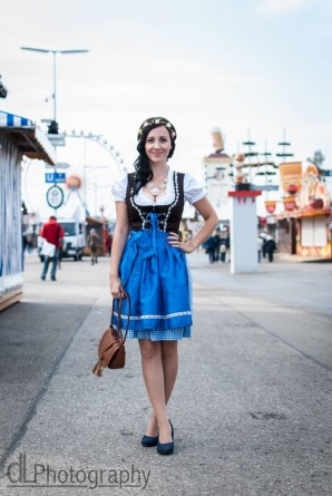 Im Dirndl zur Wiesn