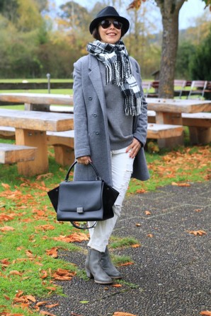Weiße Distressed-Jeans mit Hut und grauem Mantel | Style my Fashion