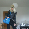trendiger Style mit Joggingpants, Lederjacke und Bucket Hat, und knallblauer bag | Style my Fashion